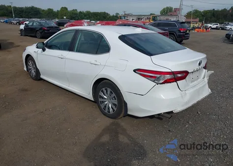 2020 Toyota Camry Le Hybrid z USA, uszkodzony, nr VIN 4T1C31AK8LU534687